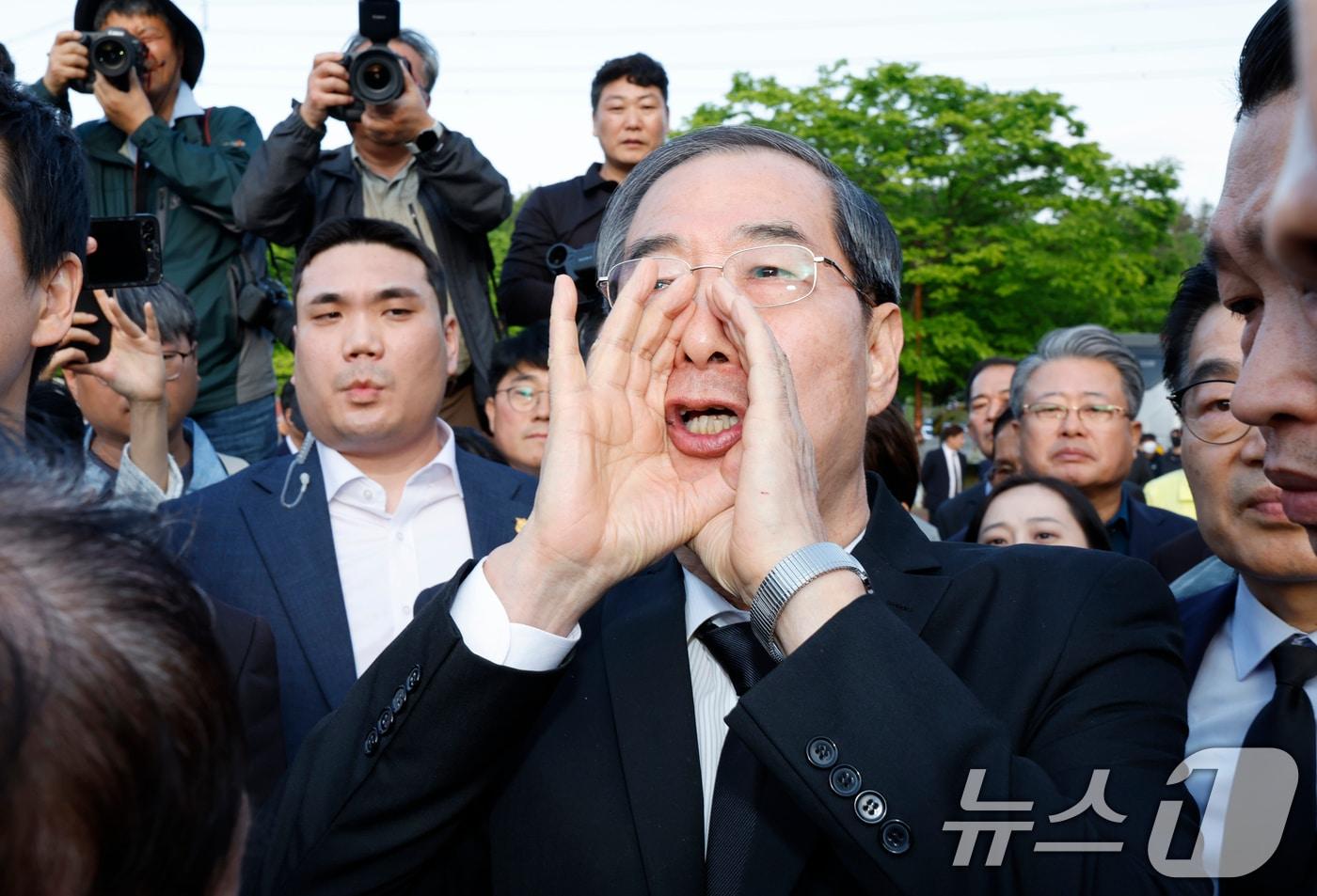 한덕수 전 국무총리가 2일 오후 광주시 국립5.18민주묘역에 참배하려다 시민단체 반발로 입장이 막히자 &#34;나도 호남사람입니다＂라고 외치고 있다. 2025.5.2/뉴스1 ⓒ News1 김태성 기자