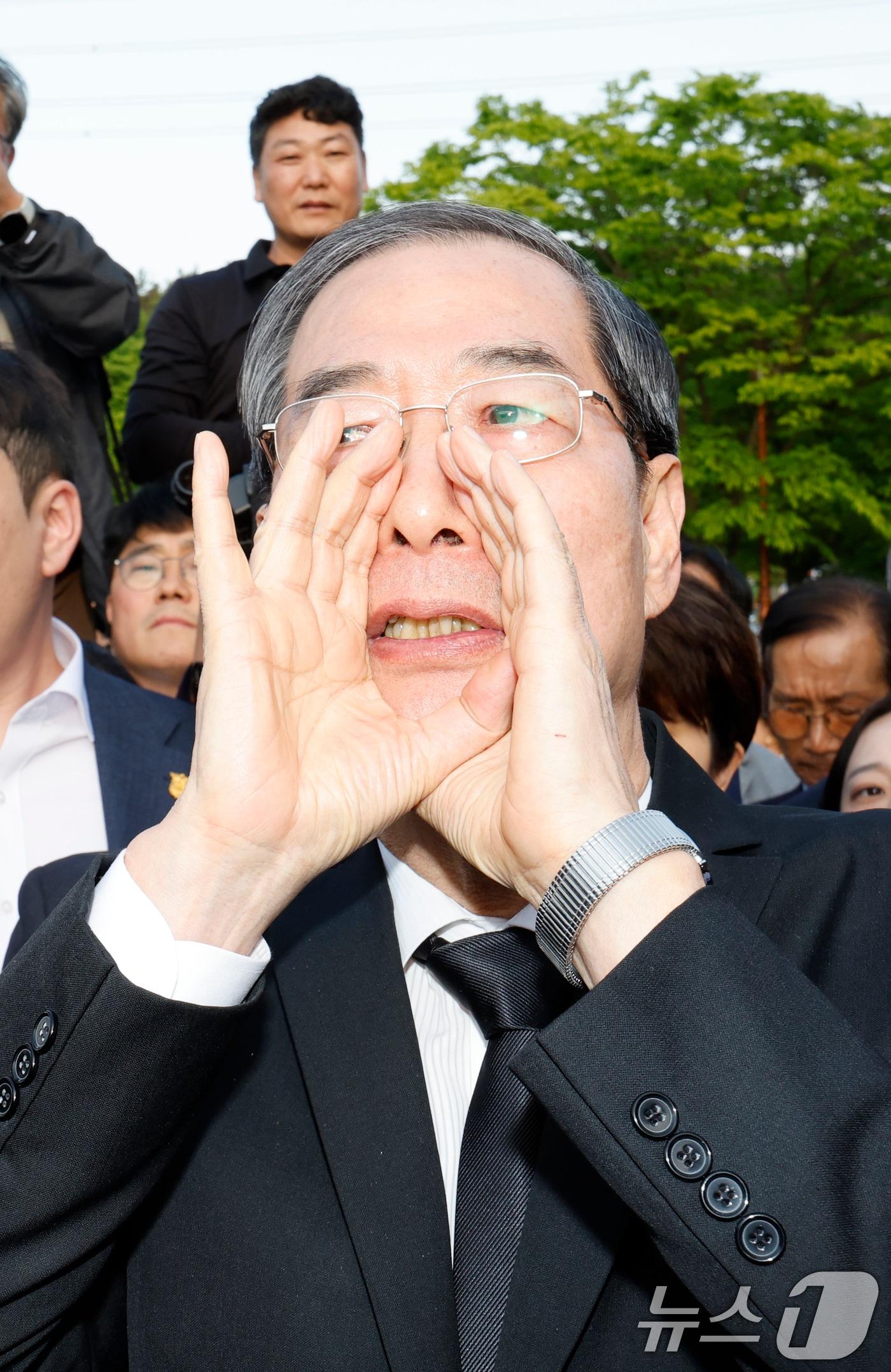 본문 이미지 - 2025년 5월 2일 한덕수 전 국무총리가광주시 국립5.18민주묘역에 참배하려다 시민단체 반발로 입장이 막히자 "나도 호남사람입니다＂라고 외치고 있다. 한 전 총리는 내란우두머리 방조 등의 혐의로 1심에서 징역 23년형을 선고받았다. 2025.5.2/뉴스1 ⓒ News1 김태성 기자