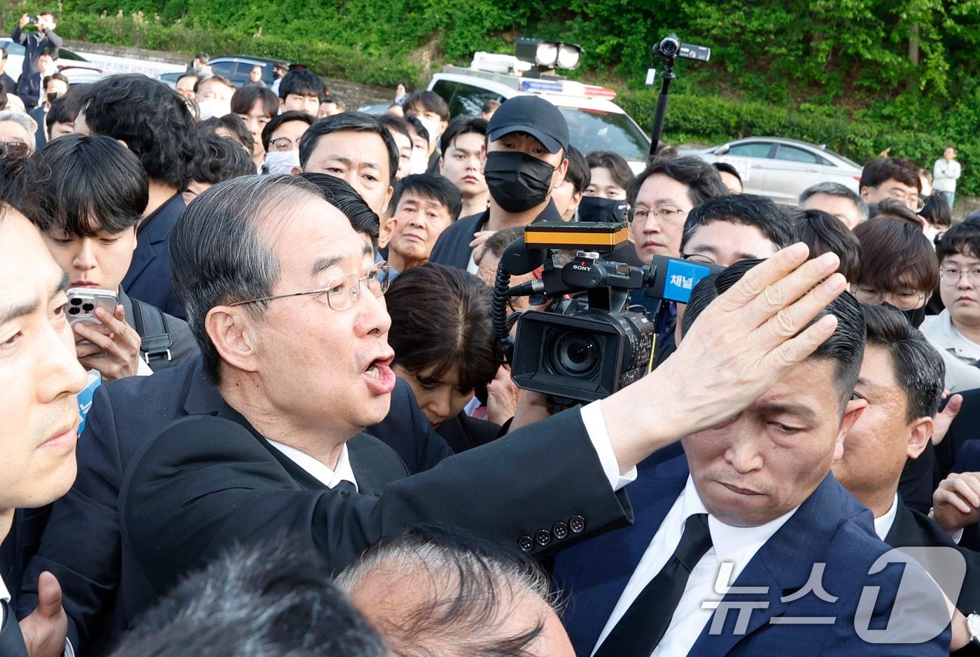 한덕수 전 국무총리가 2일 국립5.18민주묘역을 참배하려다 시민단체 반발로 입장이 막히자 &#34;나도 호남사람입니다＂라고 외치고 있다. 2025.5.2/뉴스1 ⓒ News1 김태성 기자