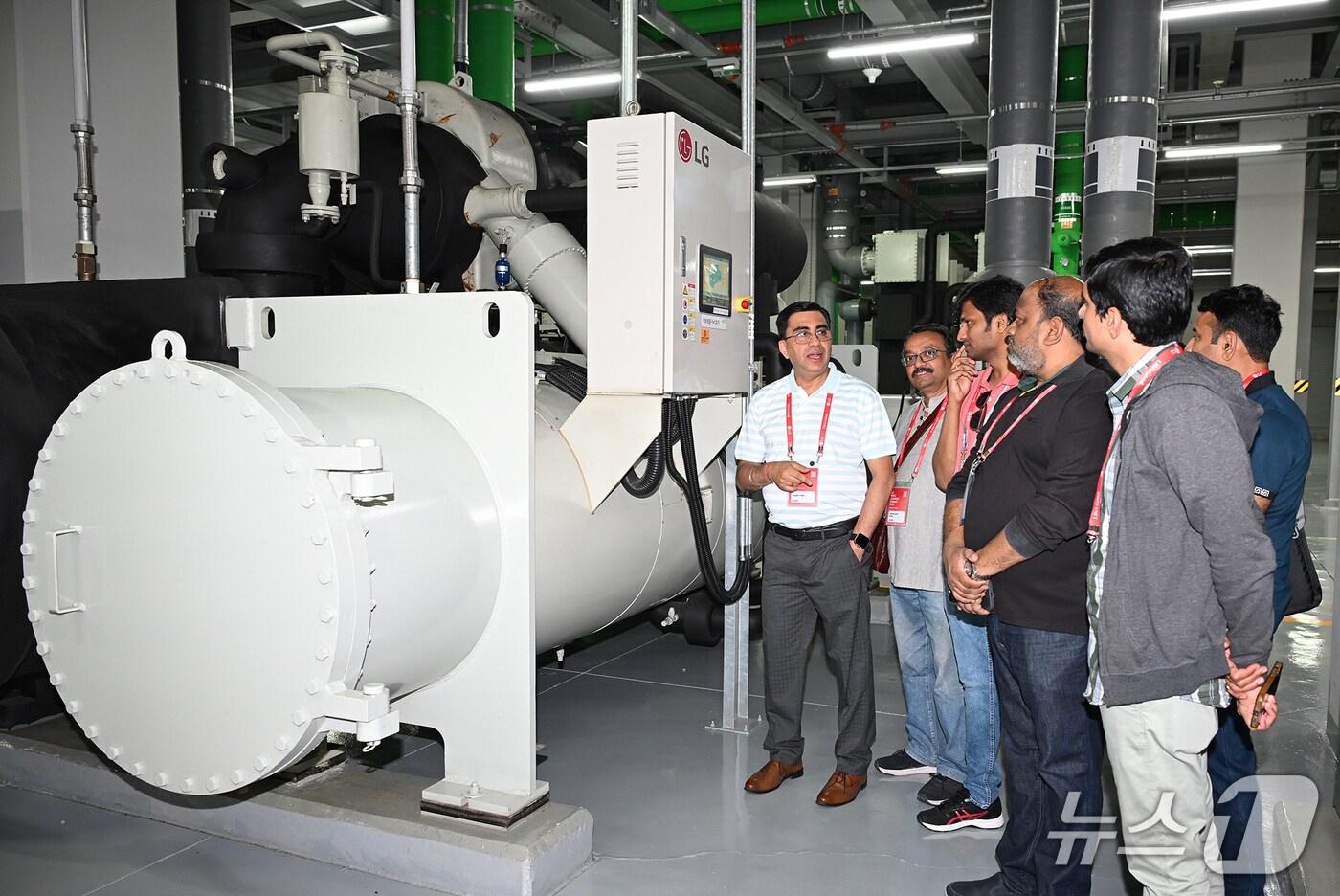 LG전자가 19일 글로벌 냉난방공조(HVAC) 컨설턴트를 국내로 초청해 'LG HVAC 리더스 서밋 2025'를 개최했다. 컨설턴트들이 서울 마곡에 위치한 LG사이언스파크를 방문해 초대형 냉방기인 '칠러(Chiller)'를 살펴보고 있다(LG전자 제공). ⓒ 뉴스1