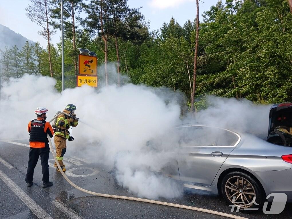 본문 이미지 - 19일 오후 5시 38분쯤 경북 봉화군 석포면 대현리 한 지방도에서 주행 중이던 승용차에 불이나 소방 당국이 진화하고 있다.(경북소방본부 제공. 재판매 및 DB 금지)2025.5.20/뉴스1