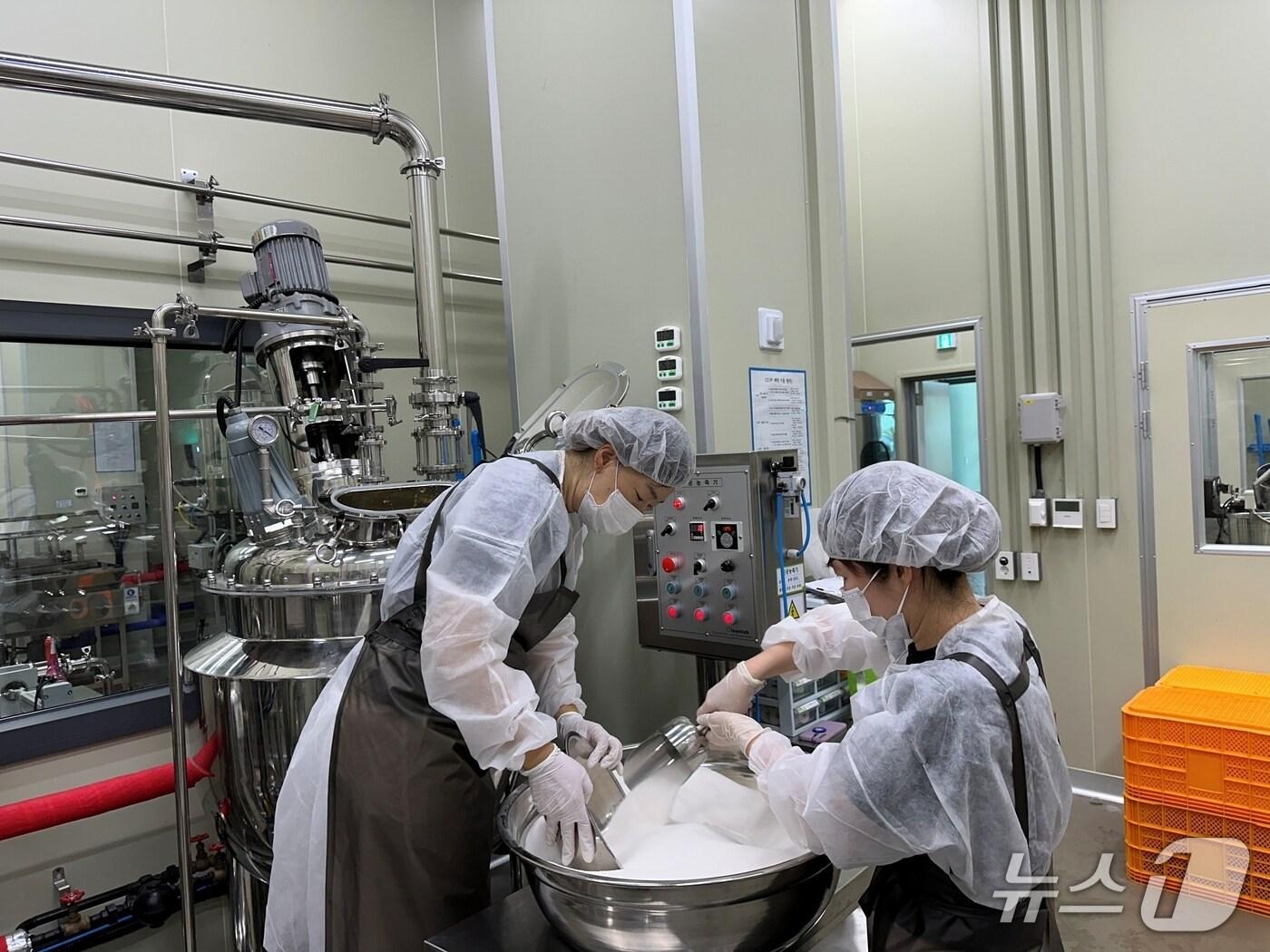 본문 이미지 - 충북 진천군 농업기술센터는 지역 농산물의 부가가치 향상을 위해 농산물 가공 제품을 개발한다. 사진은 농산물 가공지원관 모습(진천군 제공)/뉴스1