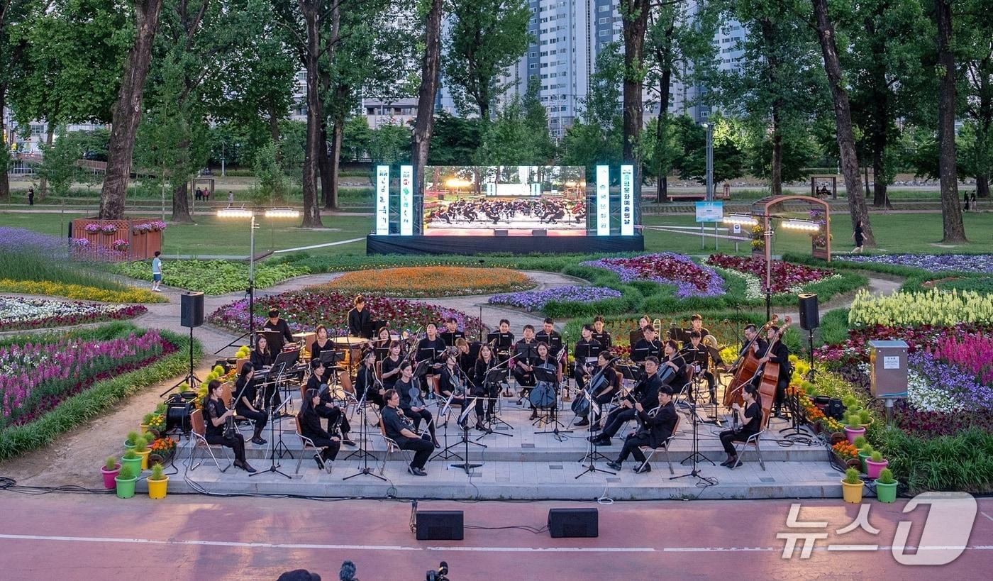 충북 증평군은 오는 23~25일 사흘간 보강천 물빛공원 일원에서 증평문화원 창립기념 '30회 증평문화예술의 날' 행사를 개최한다.사진은 지난해 행사 모습.(증평군 제공)/뉴스1