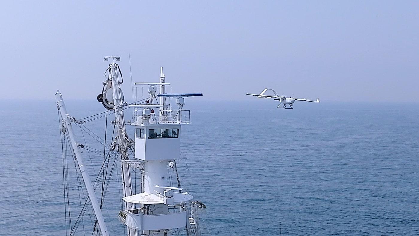 동원산업이 세계 최초로 개발한 어군 탐지 전용 드론이 참치 어군을 찾기 위해 비행하고 있다.&#40;동원산업 제공&#41;