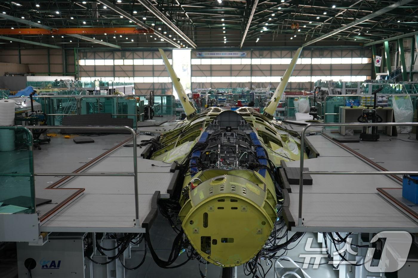 국내 최초로 자체 개발한 전투기 KF-21 최초양산 1호기의 최종조립 착수 행사 모습으로 기사 내용과는 무관함. &#40;방위사업청 제공&#41;