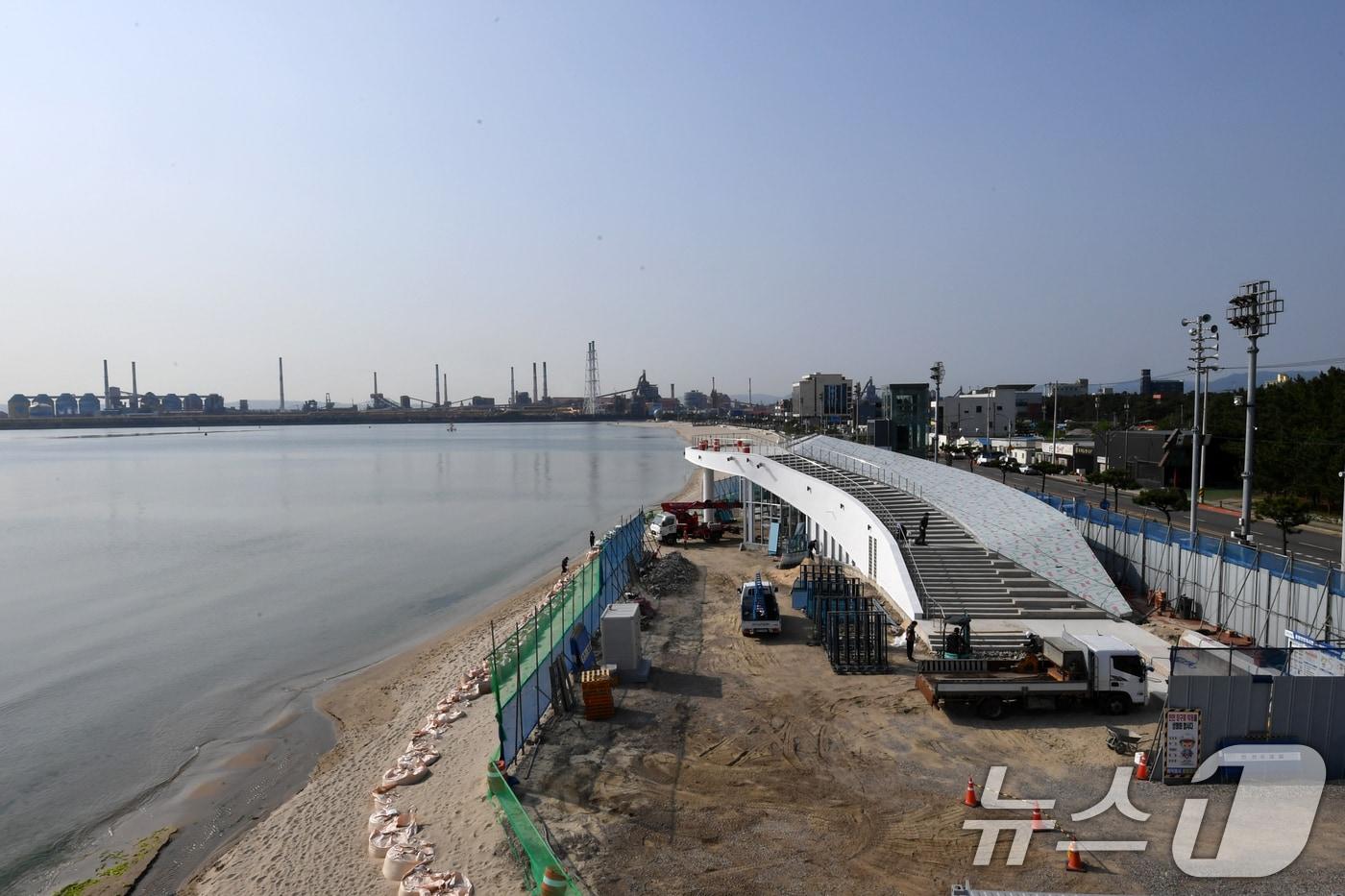 오는 7월 재개장을 앞둔 경북 포항시 송도해수욕장 바다 시청이 20일 윤곽을 드러낸 가은데 마무리 공사가 한창이다. (뉴스 1자료)  ⓒ News1 최창호 기자