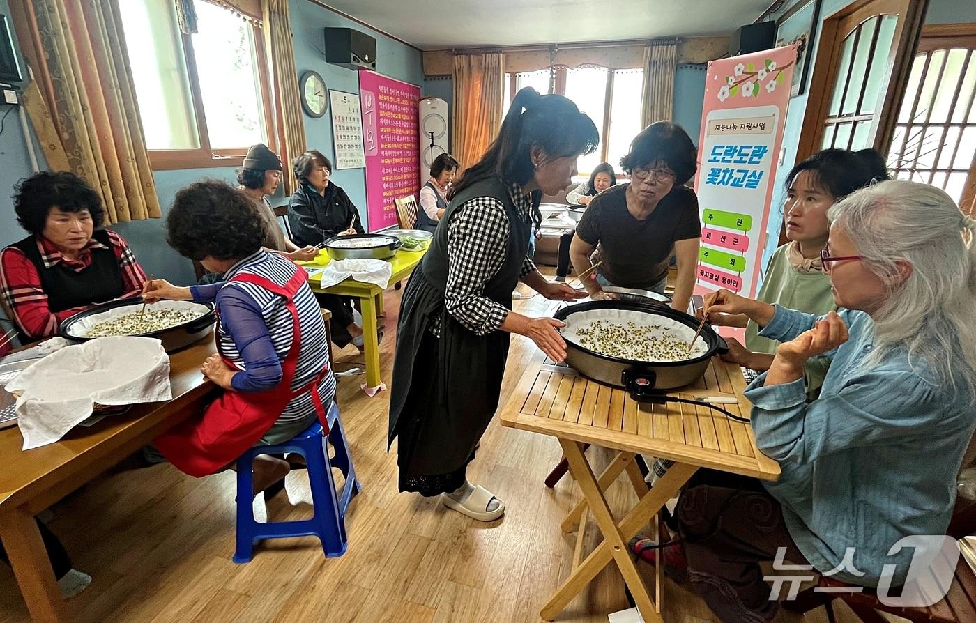 충북 괴산군은 청천면 삼락리에서 귀농·귀촌인과 지역주민 간 소통과 화합을 위한 융화 프로그램 '오손 도손 꽃차 만들기'를 운영한다.(괴산군 제공)/뉴스1