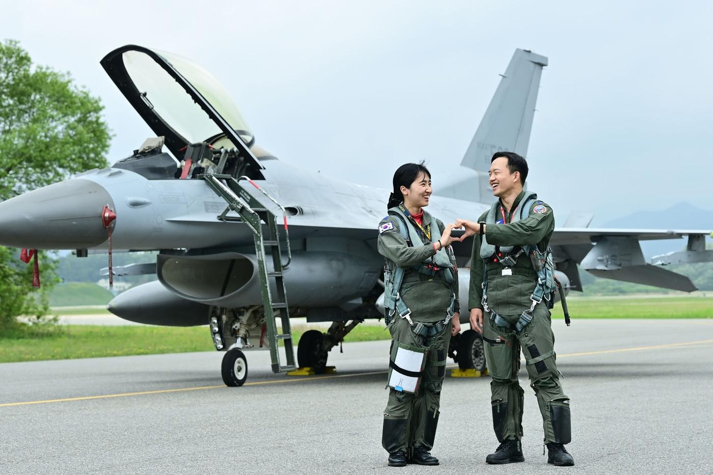 KF-16 전투기 앞의 강명진 소령, 윤해림 소령 부부.(공군 제공)