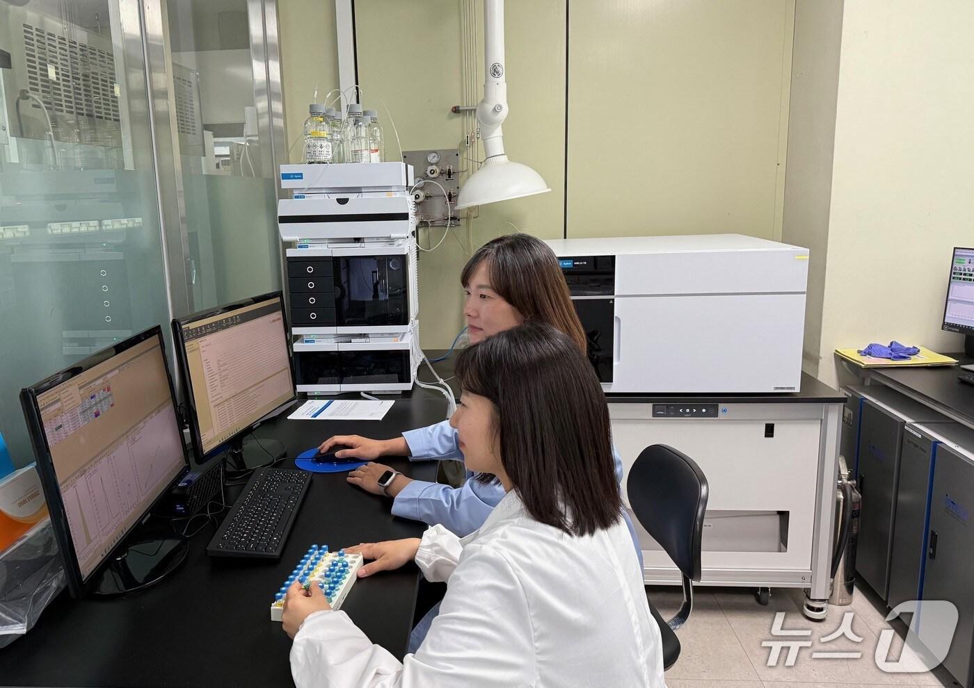용인시 농업기술센터 연구원들이 농산물의 잔류 농약을 분석하고 있는 모습.(용인시 제공)