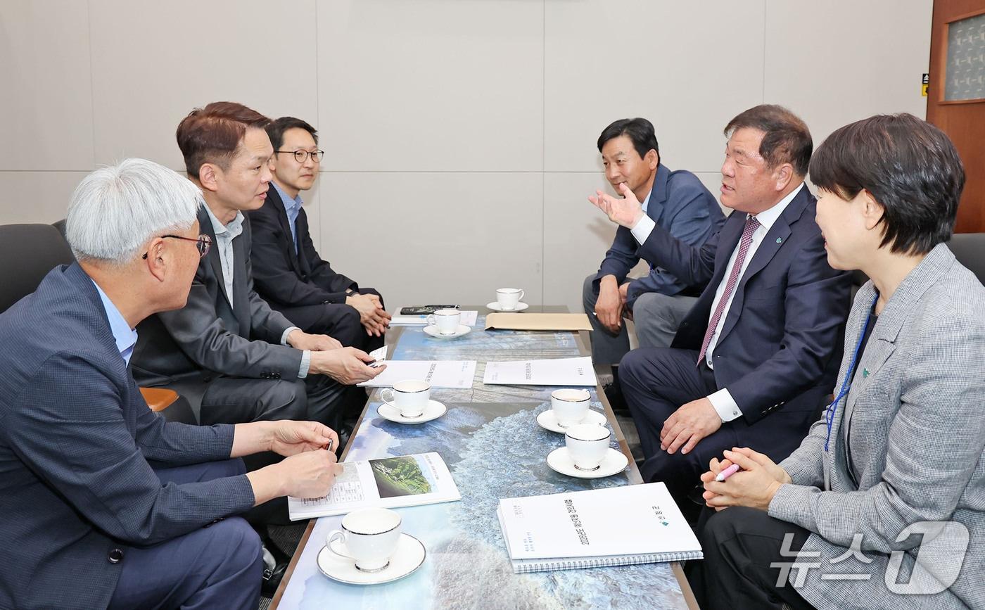 본문 이미지 - 이승화 산청군수(오른쪽 두번째)가 19일 환경부를 방문해 지역의 주요 현안 사업을 건의하고 있다.