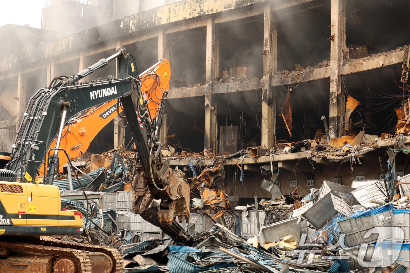 광주 광산구 소촌동 금호타이어 광주공장 화재 나흘째인 20일 오전 현장에서 건물 해체 작업 전 중장비들이 잔해물들을 치우고 있다. 2025.5.20/뉴스1 ⓒ News1 이승현 기자