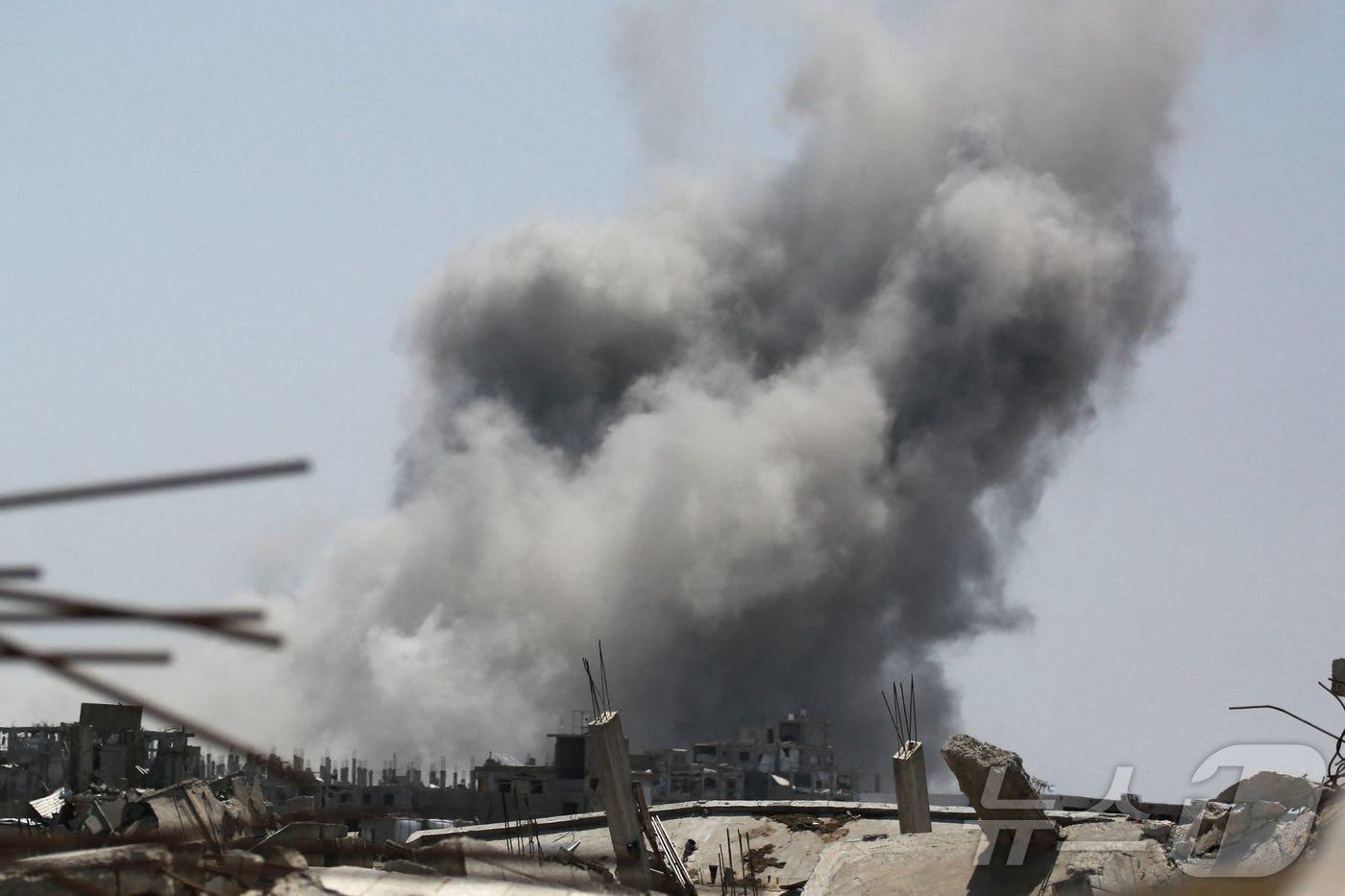 19일 &#40;현지시간&#41; 팔레스타인 가자 지구 자발리아에서 이스라엘 군의 포격을 받아 연기가 솟구치고 있다. 2025.05.20 ⓒ AFP=뉴스1 ⓒ News1 우동명 기자