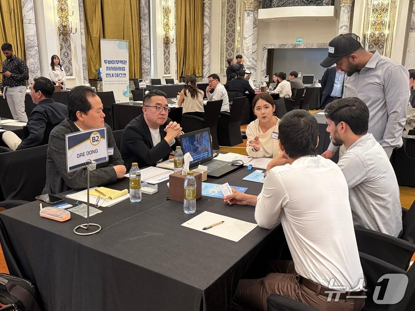 본문 이미지 - 지난 11~17일 카타르와 두바이에 파견된 김해시 중동 무역사절단 수출상담 모습.(김해시 제공. 재판매 및 DB금지)