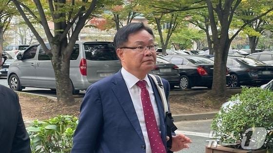 본문 이미지 - 홍남표 전 경남 창원시장이 지난해 10월 자신의 공직선거법 위반 혐의 공판에 출석하기 위해 창원지방법원 법정동에 들어서고 있다./뉴스1 DB