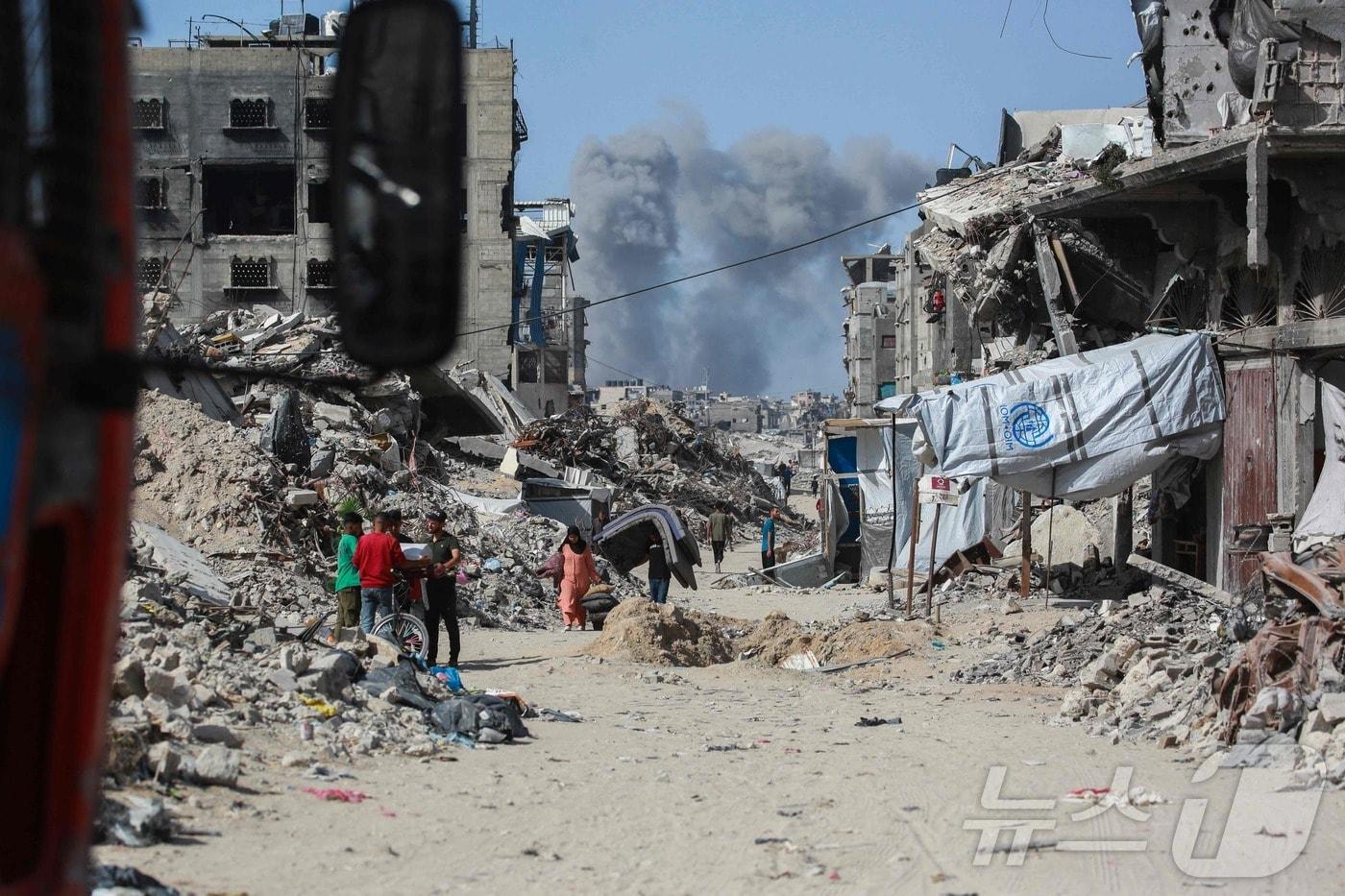 본문 이미지 - 19일 (현지시간) 팔레스타인 가자 지구 북부 자발리아에서 이스라엘 군의 포격을 받아 폐허로 변한 건물들이 보인다. 2025.05.20 ⓒ AFP=뉴스1 ⓒ News1 우동명 기자