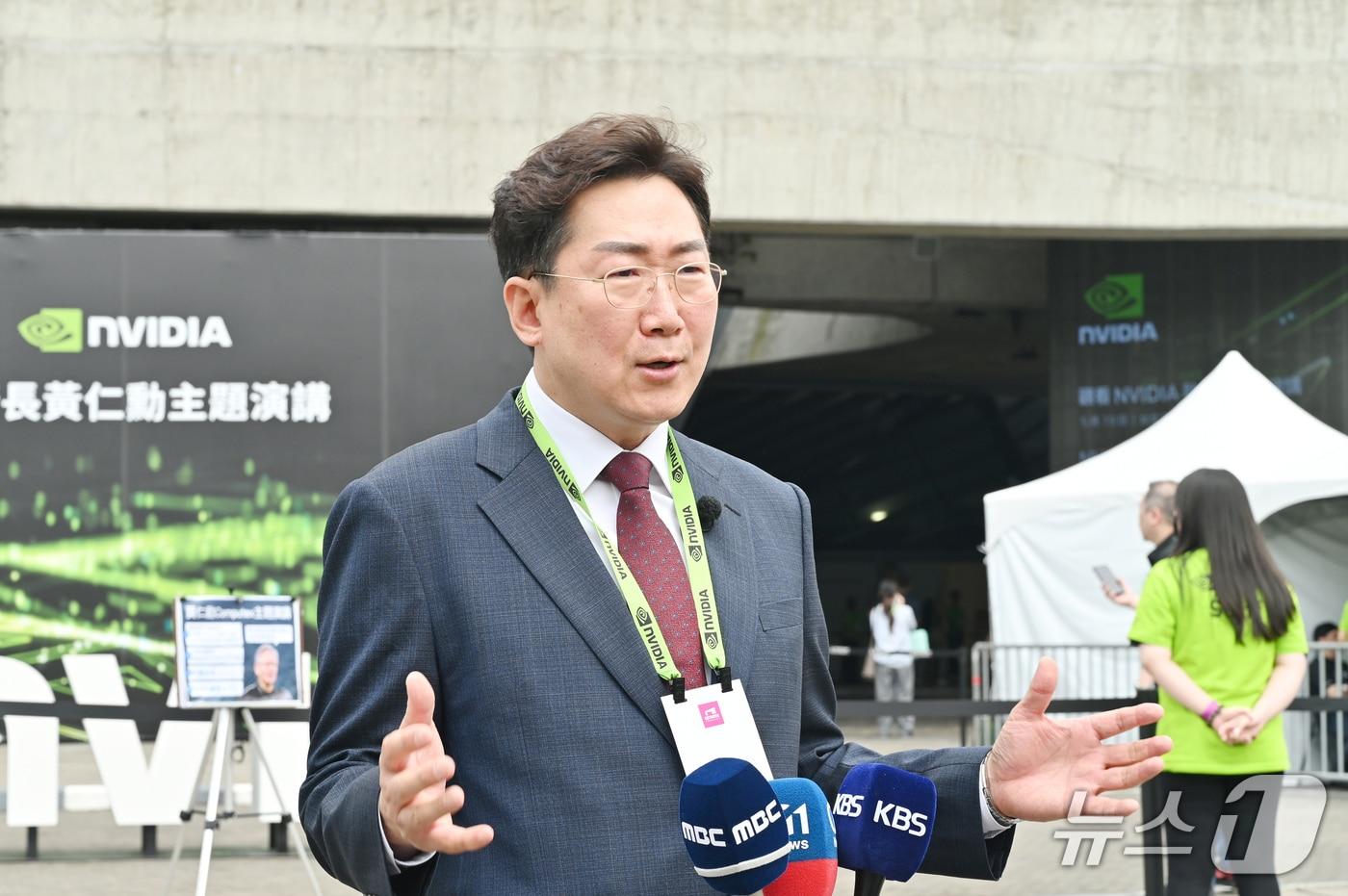 원강수 강원 원주시장이 지난 19일 대만에서 시 관계자들과 글로벌 기술기업 엔비디아(NVIDIA) 등과 첨단 기술 산업 협력 방안을 논의하기 위한 사전 일정을 가졌다. (원주시 제공. 재판매 및 DB금지) 2025.5.20/뉴스1