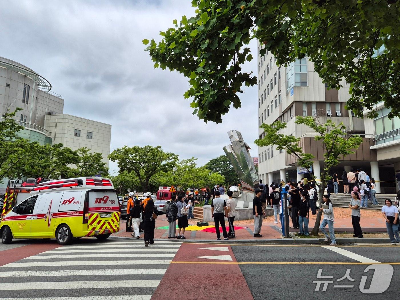 본문 이미지 - 20일 오전 11시 16분쯤 광주 북구 용봉동 전남대 자연대에서 불이 나 학생들이 대피한 모습.(독자 제공. 재판매 및 DB 금지)