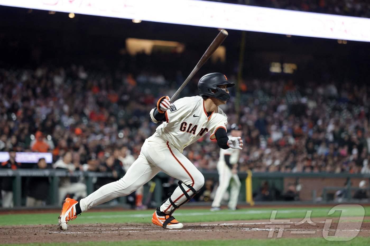 샌프란시스코 자이언츠 이정후가 20일(한국시간) 열린 2025 메이저리그 캔자스시티 로열스전에서 8회말 1타점 2루타를 터뜨렸다. ⓒ AFP=뉴스1