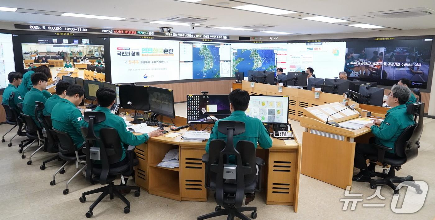 임상섭 산림청장(오른쪽)이 20일 산사태 재난대비 안전한국훈련을 하고 있다 (산림청 제공.재판매 및 DB금지)/뉴스1