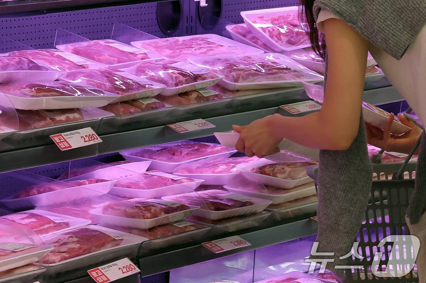 서울 시내 대형마트에서 고객이 고기를 고르고 있다.  ⓒ News1 박정호 기자