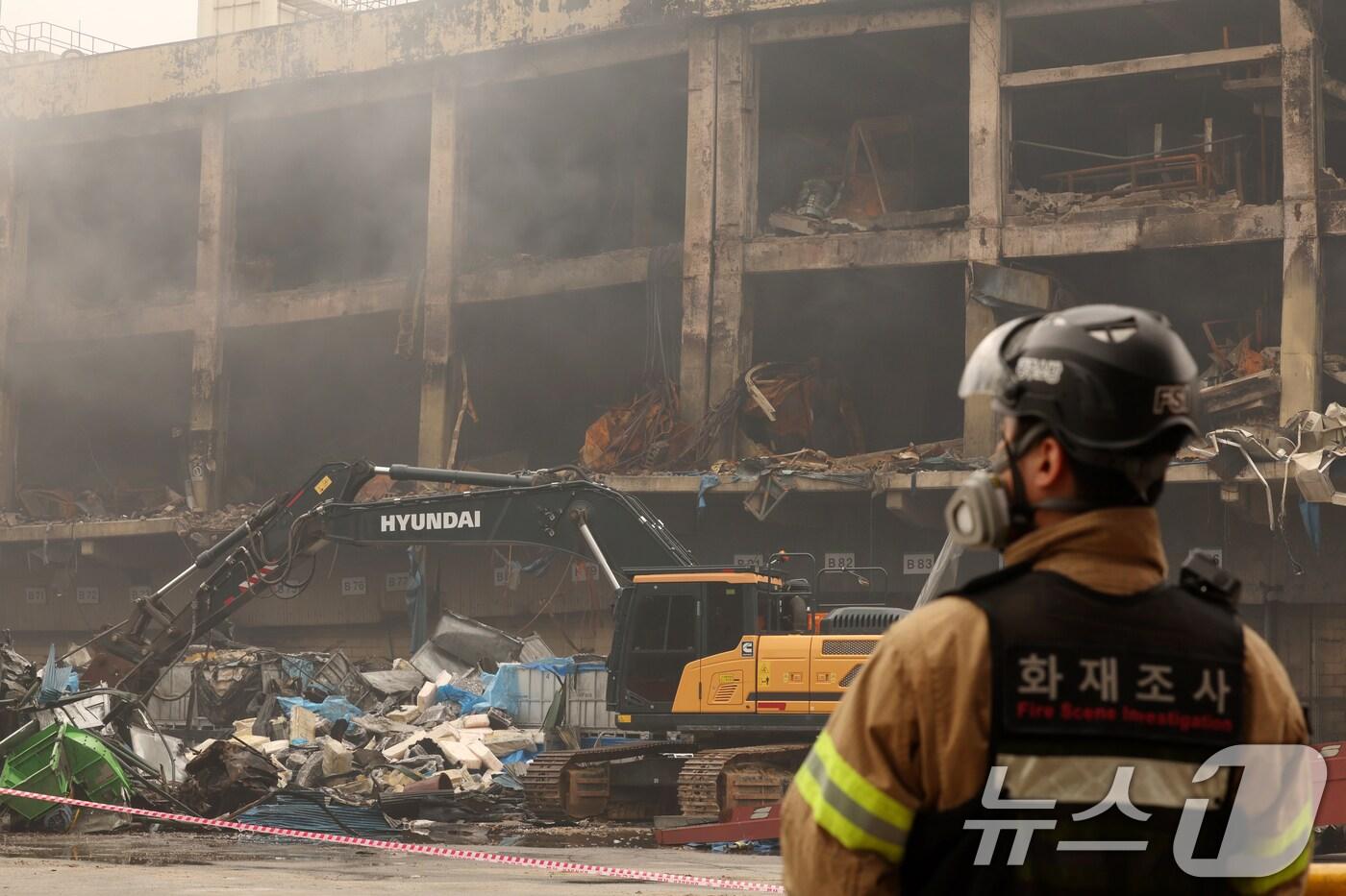 사흘 만에 화재 완전 진화가 선언된 20일 광주 광산구 소촌동 금호타이어 광주공장에서 화재조사관이 현장을 살펴보고 있다. 2025.5.20/뉴스1 ⓒ News1 이승현 기자