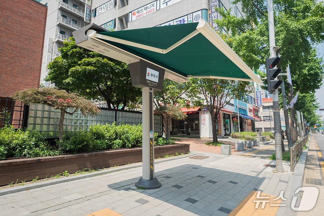 본문 이미지 - 기온과 풍속 감지해 자동으로 개폐되는 스마트그늘막 모습.(양천구청 제공)