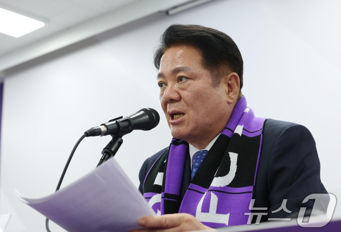 본문 이미지 - FC안양의 구단주인 최대호 안양시장이 20일 오후 경기 안양시 동안구 안양종합운동장 미디어실에서 심판 판정 관련 공식 기자회견을 하고 있다. 2025.5.20/뉴스1 ⓒ News1 김영운 기자