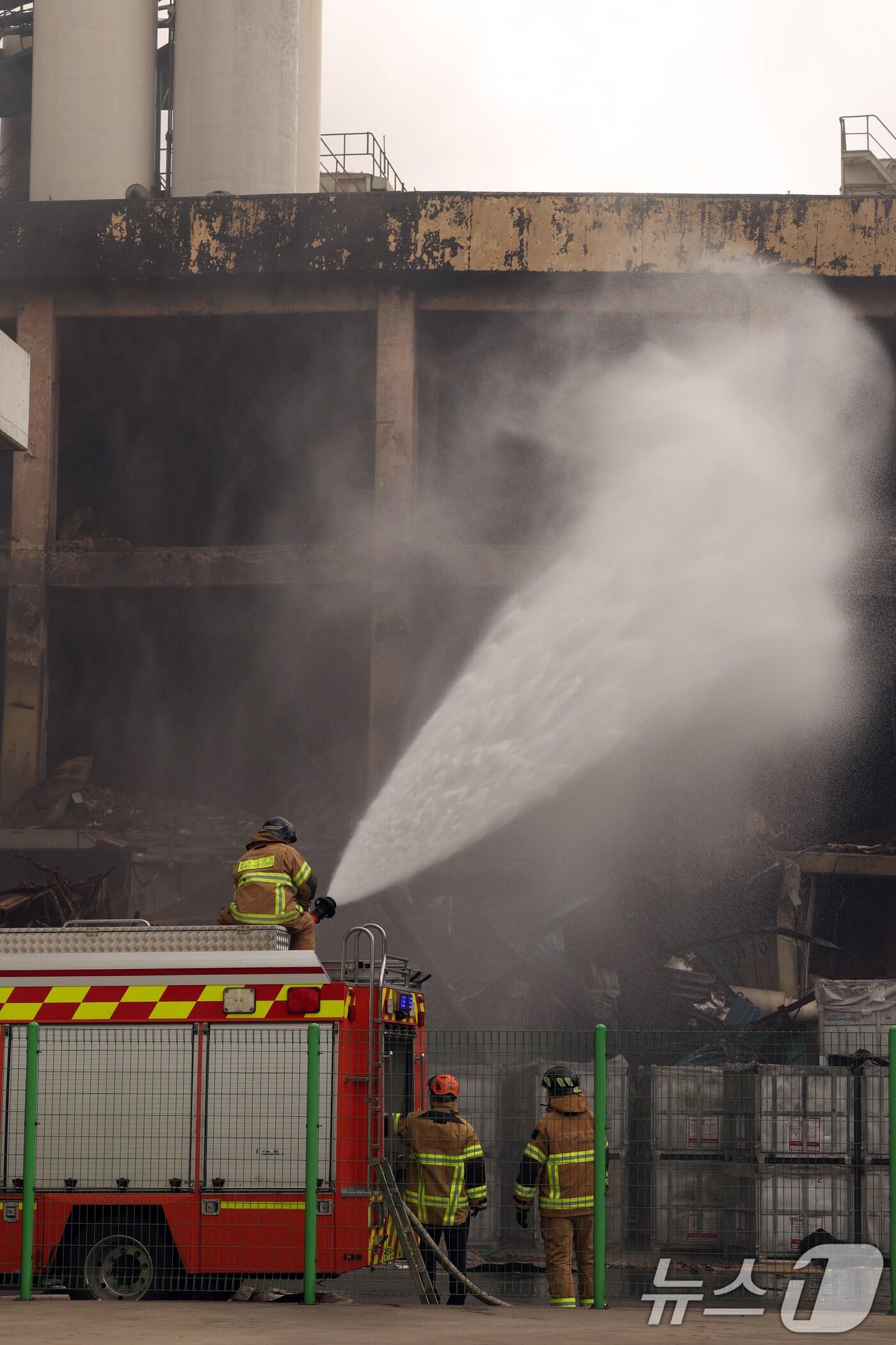 본문 이미지 - 나흘 만에 완전 진화가 선언된 20일 광주 광산구 소촌동 금호타이어 광주공장 화재 현장에서 소방당국이 연기와 먼지 등을 제거하기 위해 물을 뿌리고 있다. 2025.5.20/뉴스1 ⓒ News1 이승현 기자