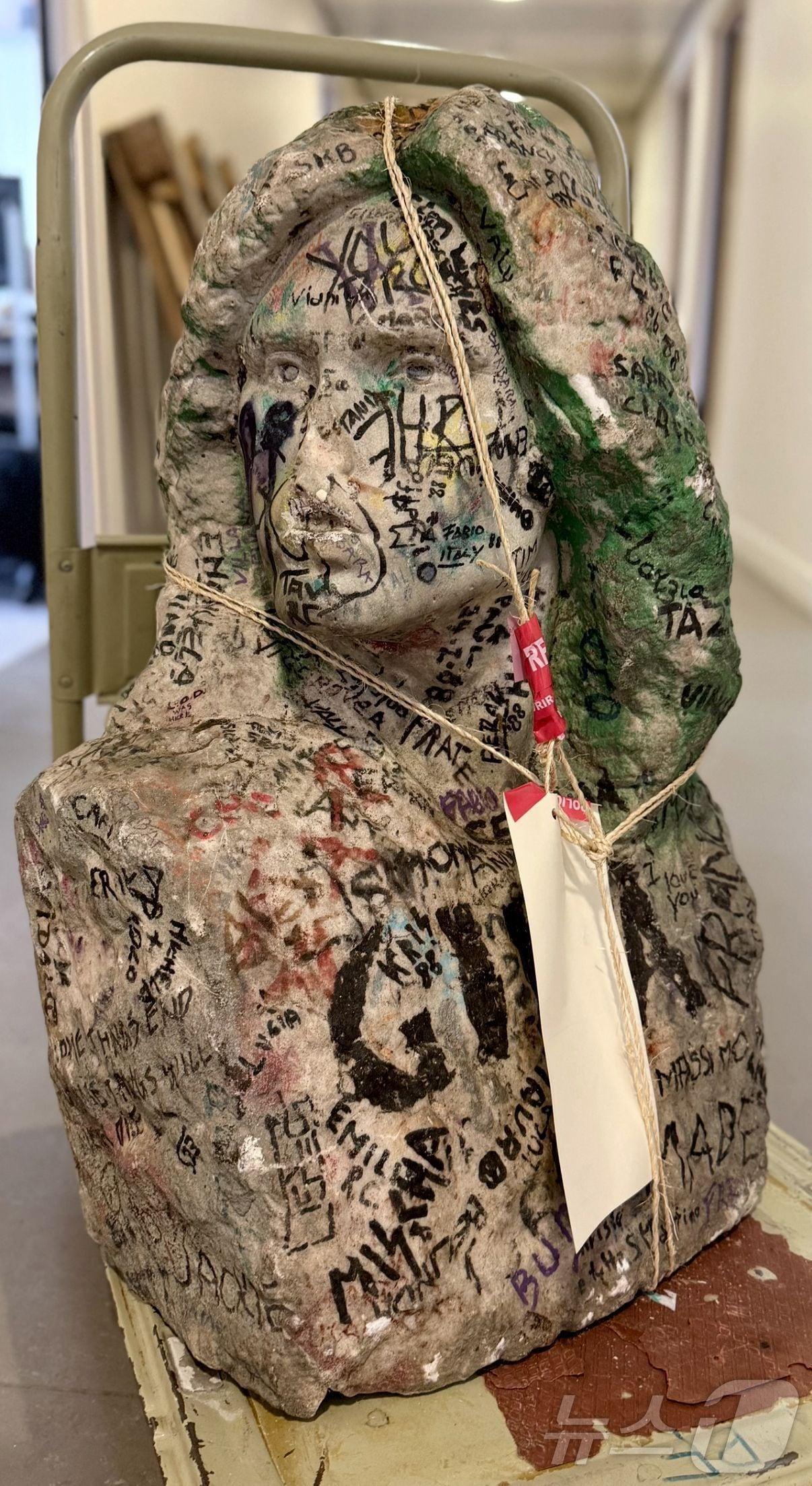 본문 이미지 - 미국 록밴드 도어스(The Doors)의 전설적인 프런트맨 짐 모리슨의 대리석 흉상이 그의 묘지에서 도난당한 지 37년 만에 프랑스 경찰에 의해 발견됐다고 AFP통신이 19일(현지시간) 보도했다. 2025.05.19 ⓒ AFP=뉴스1 ⓒ News1 최종일 선임기자