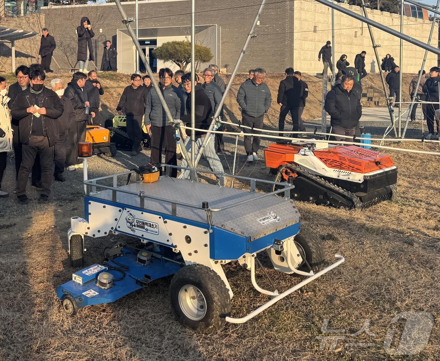 본문 이미지 - 경북농업기술원은 기후변화와 농촌 고령화 등 급변하는 농업환경에 대응하기 위해 첨단 기술을 접목한 ‘노지 스마트기술 융복합 실증모델 확산 사업’을 영천 복숭아 과수원에 도입한다.ⓒ News1 김대벽기자