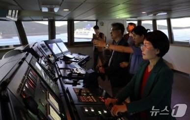 본문 이미지 - 자체평가위원들이 해양경찰교육원 시뮬레이션 조함 실습장에서 체험을 하고 있다.&#40;해양경찰청 제공.재판매 및 DB 금지&#41; / 뉴스1