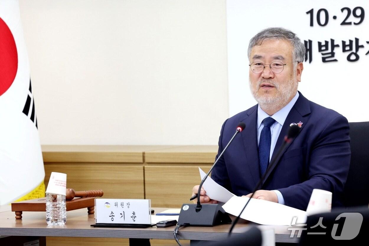 본문 이미지 - 송기춘 이태원참사 특별조사위원회 위원장이 20일 오전 서울 중구 특조위 회의실에서 제24차 전체회의를 열고 인사말을 하고 있다. &#40;특조위 제공&#41;