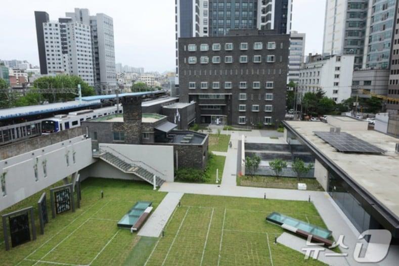 본문 이미지 - 지난 20일 개관을 앞둔 서울 용산구 민주화운동기념관의 모습. 민주화운동기념사업회는 국가폭력의 상징이었던 남영동 대공분실 리모델링을 거쳐 오는 10일 민주화운동기념관으로 정식 개관한다. 2025.5.20/뉴스1