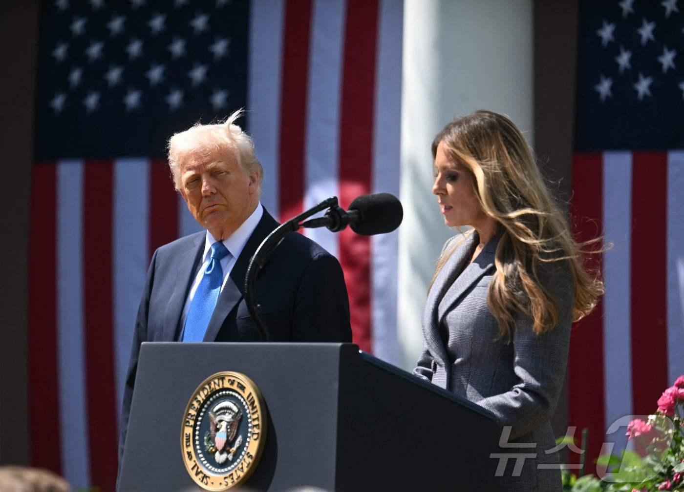 본문 이미지 - 도널드 트럼프 미국 대통령과 멜라니아 트럼프 여사가 지난 5월 19일&#40;현지시간&#41; 백악관 로즈가든에서 인공지능&#40;AI&#41; 이미지를 포함하는 &#39;리벤지 포르노&#39; 게시를 연방법상 범죄로 규정하는 법안에 서명했다. 법안 이름은 &#39;테이크 잇 다운&#39;이다. 2025.05.19. ⓒ AFP=뉴스1 ⓒ News1 권영미 기자