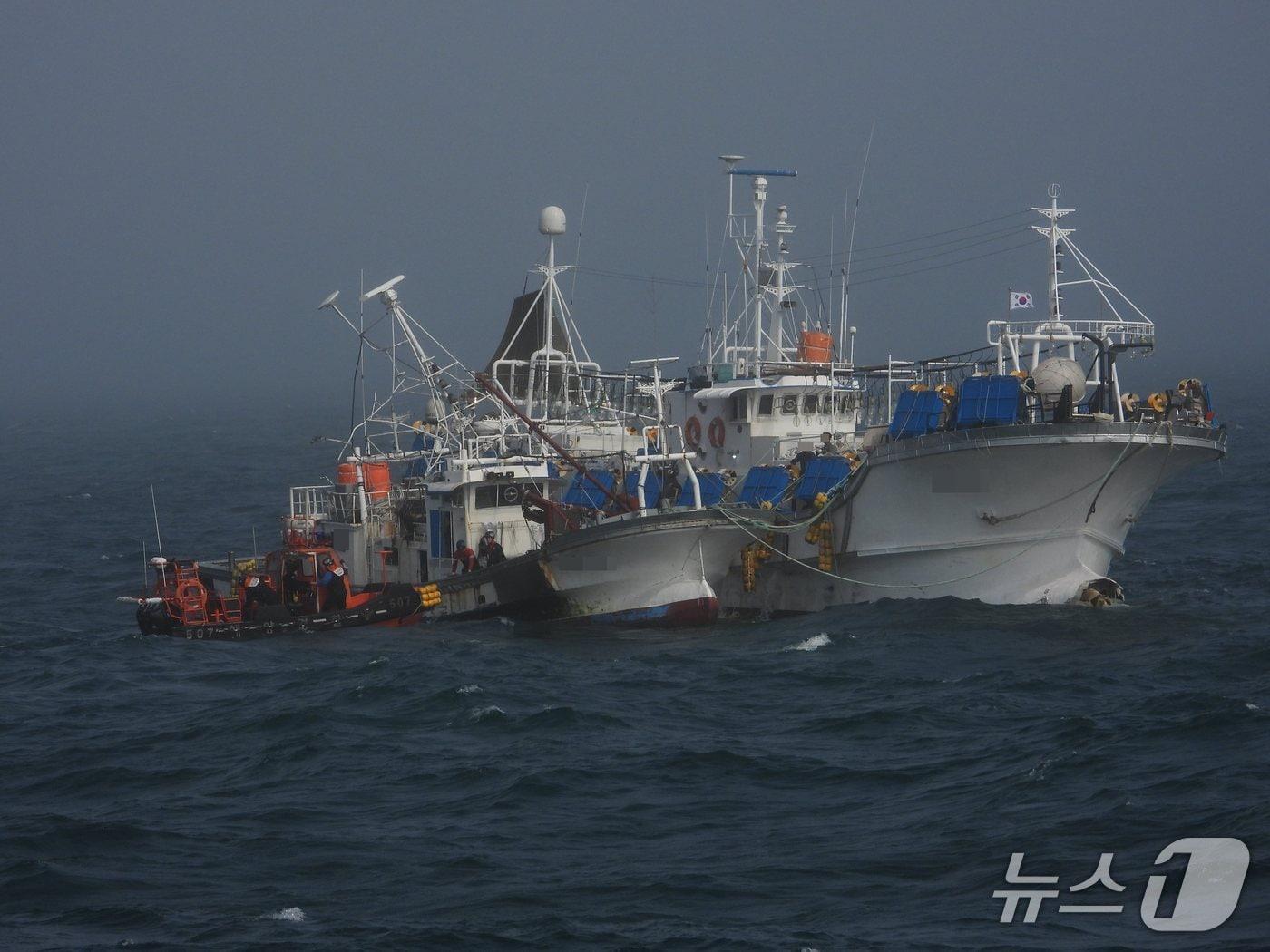 본문 이미지 - 20일 오전 8시10분쯤 경북 포항시 남구 구룡포 동방 28km 해상에서 항해 중이던 어선 A 호(48톤)와 9톤급 어선 B호가 충돌했다. (포항해양경찰서제공, 제판매 및 DB 금지) 2025.5.20/뉴스1 