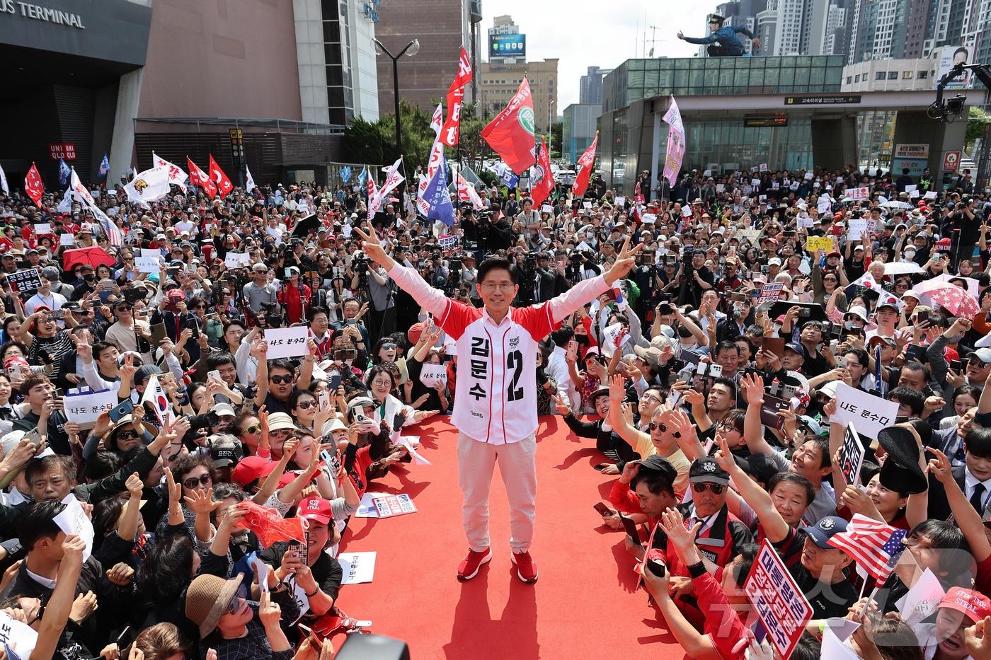 김문수 국민의힘 대통령 후보가 20일 서울 서초구 고속터미널역 광장에서 유세를 하고 있다. (공동취재) 2025.5.20/뉴스1 ⓒ News1 김민지 기자