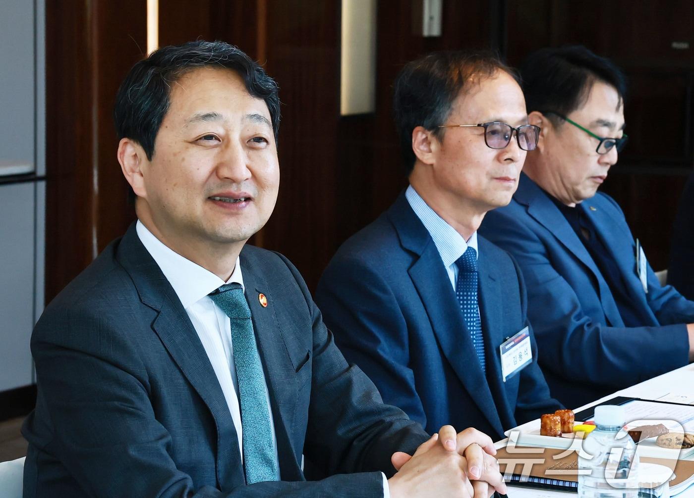 본문 이미지 - 안덕근 산업통상자원부 장관이 20일 서울 중구 웨스턴조선호텔에서 열린 '인공지능(AI) 반도체 협업포럼' 사전 간담회에서 발언하고 있다. (산업통상자원부 제공. 재판매 및 DB 금지) 2025.5.20/뉴스1