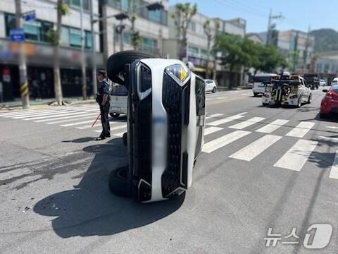 본문 이미지 - 20일 오전 10시 30분께 울산 화봉파출소 앞 교차로에서 SUV차량이 전복되는 사고가 발생했다.(울산경찰청제공. 재판매 및 DB 금지)