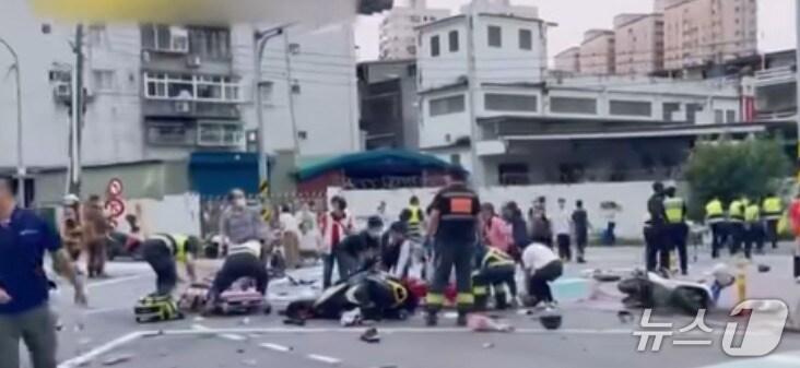 본문 이미지 - 대만 신베이에서 차량 돌진사고가 발생했다. (빌리빌리 갈무리)