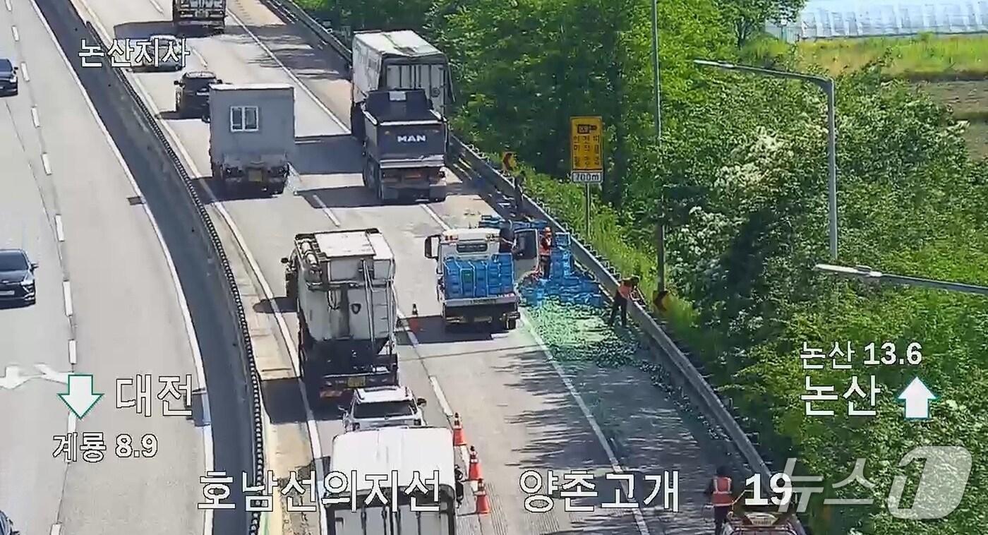 본문 이미지 -  논산 호남고속도로지선 사고 현장. (도로공사 CCTV 갈무리, 재판매 및 DB금지) / 뉴스1