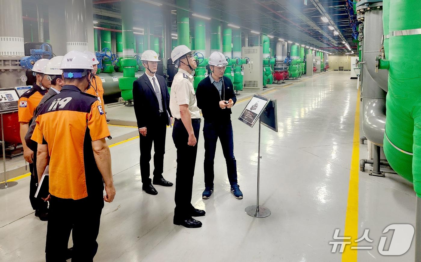  김재병 경기도소방재난본부장(가운데)이 20일  안양시 관양동 LG유플러스 평촌메가센터를 방문해 현장 안전지도를 실시하고 있다. (경기도소방재난본부 제공. 재판매 및 DB 금지) 2025.5.20/뉴스1