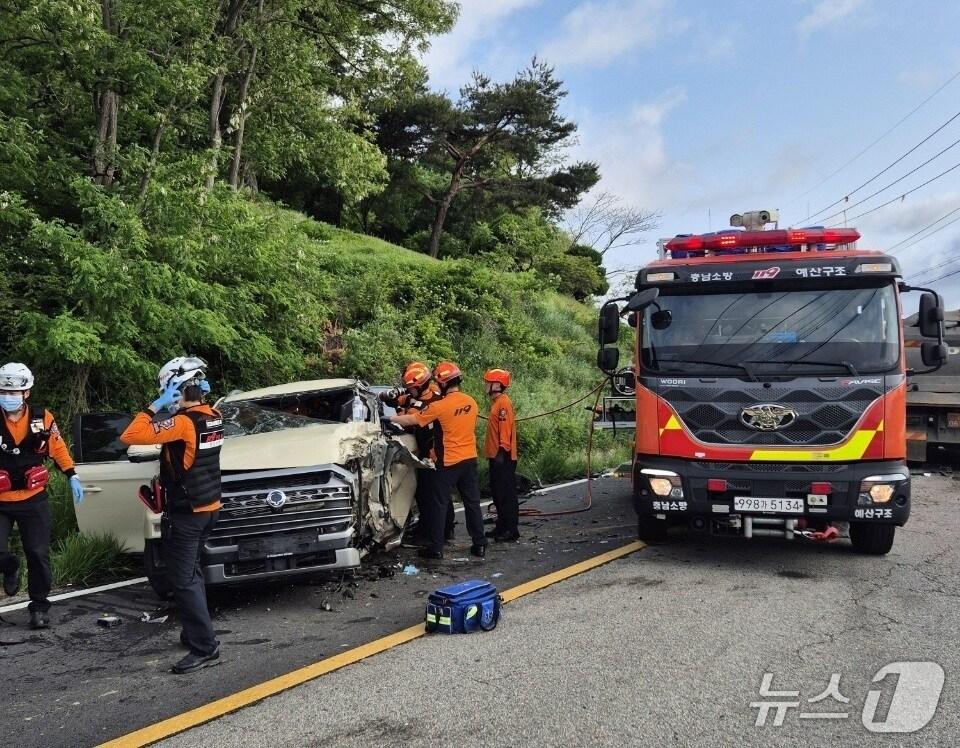 본문 이미지 - 예산 응봉면 예당저수지 교통사고 현장.(예산소방서 제공, 재판매 및 DB 금지) / 뉴스1