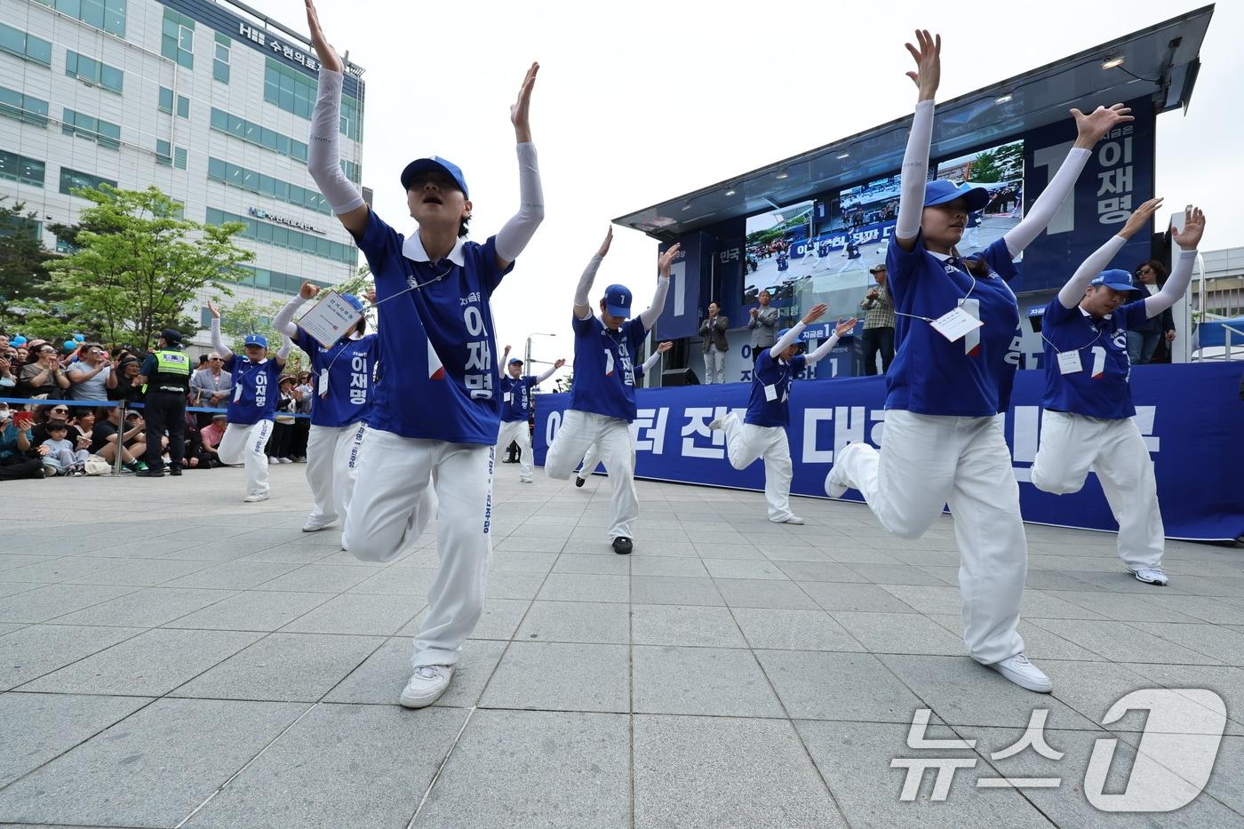 20일 오후 경기 파주시 금릉역 중앙광장에서 열리는 이재명 더불어민주당 대통령 후보 유세 현장에서 선거운동원들이 이 후보 지지를 호소하며 춤을 추고 있다. 2025.5.20/뉴스1 ⓒ News1 안은나 기자