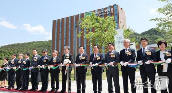 본문 이미지 - 왼쪽 7번째부터 남태헌 한국산림복지진흥원장, 임상섭 산림청장, 장종태 국회의원, 이장우 대전시장, 서철모 서구청장, 최무열 한국임업진흥원장, 서경덕 한국등산트레킹지원센터 이사장. (대전=뉴스1) 김기태 기자 