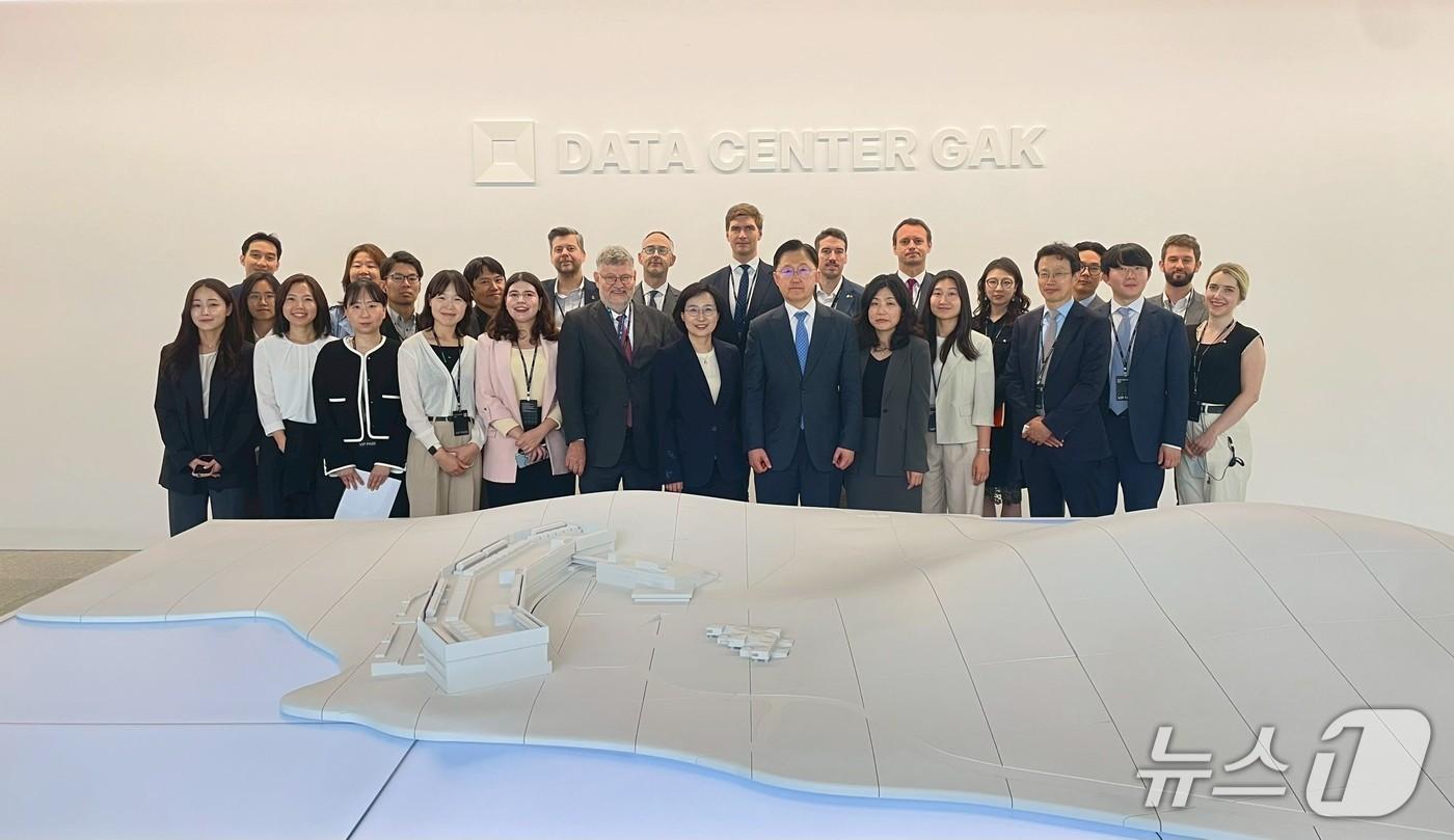 외교부는 20일 주한외교단을 초청해 세종시 집현동 소재 네이버의 데이터센터 '각 세종'을 방문했다. 2025.05.20. (외교부 제공)
