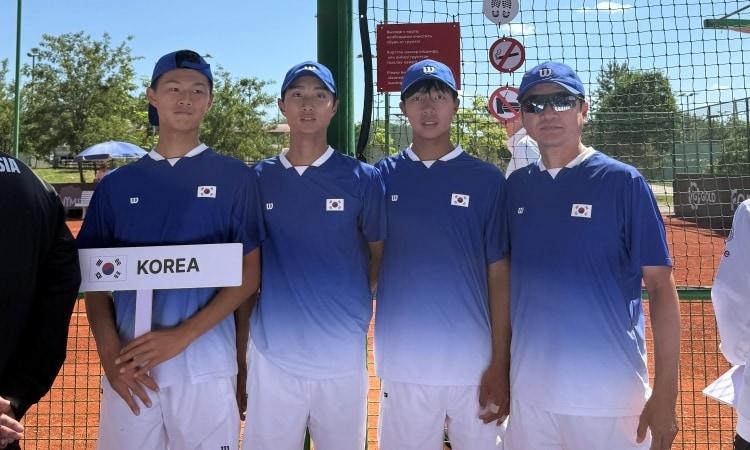 본문 이미지 - 2025 주니어 데이비스컵 지역 최종 예선에 출전한 대표팀. 왼쪽부터 김동재, 김동민, 조민혁, 윤용일 감독.(대한테니스협회 제공)