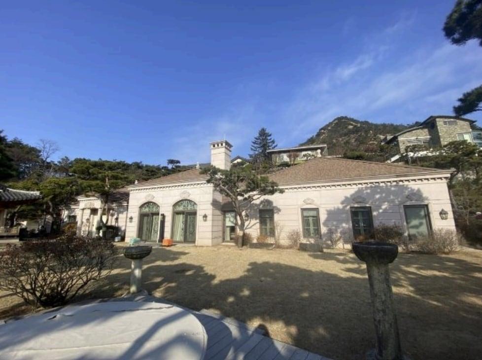 본문 이미지 - 감정가 154억여 원에 나온 평창동 저택 전경(지지옥션).