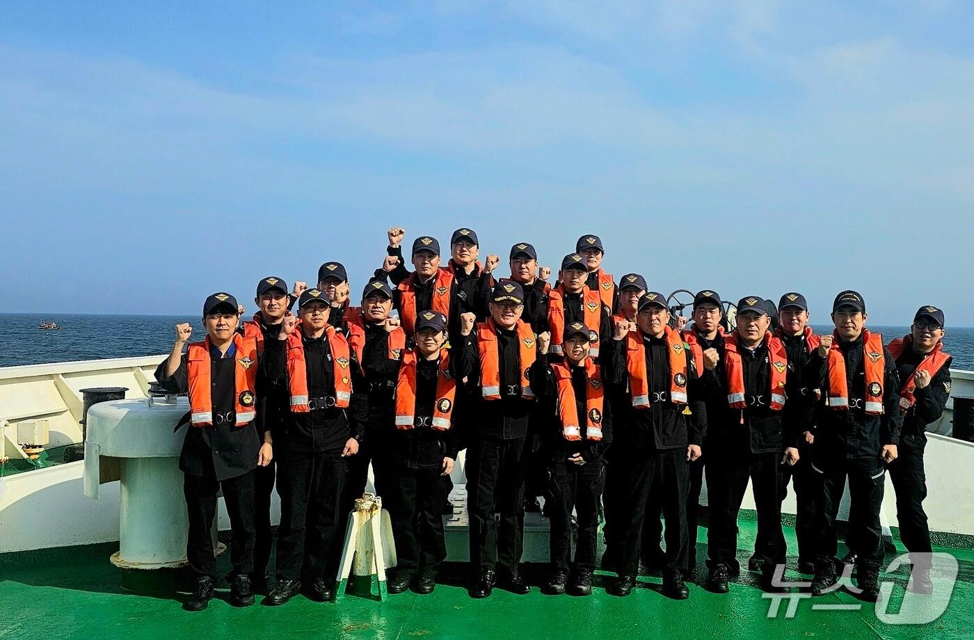 본문 이미지 - 지난 19일부터 20일까지 제주에서 현장 점검에 나선 김용진 해양경찰청장이 서귀포서 3006함 직원들과 만나고 있다.(제주해양경찰청 제공. 재판매 및 DB 금지)