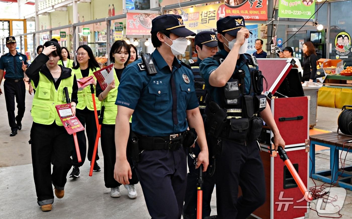 본문 이미지 - 충북 진천경찰서는 20일 우석대학교 경찰학과 학생 20명을 초청해 경찰 실무 특강과 기능별 부서 견학을 한 뒤 진천 전통시장 일대에서 합동순찰을 진행했다.(진천경찰서 제공)/뉴스1