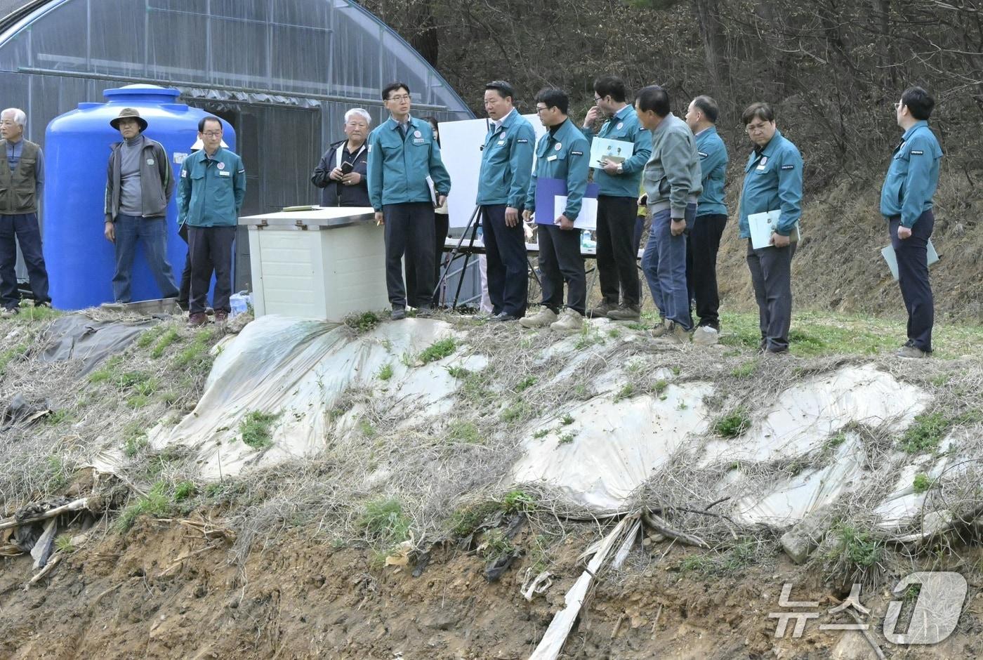 최영일 군수 등 전북 순창군 관계자들이 우기 대비 급경사지 안전점검에 앞서 대상지들을 둘러보고 있다.(순창군 제공. 재판매 및 DB금지)/뉴스1 
